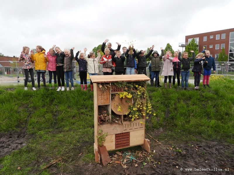 20210527 plaatsen bijenhotel bij de driepuntsbrugkollum (5)