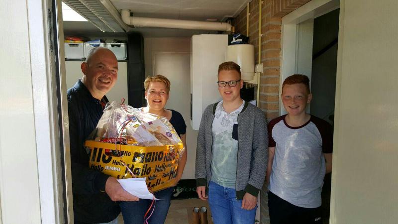 Eén van de tien winnaars Aukje Krol uit Kollum  ontvangt de ontbijtmand