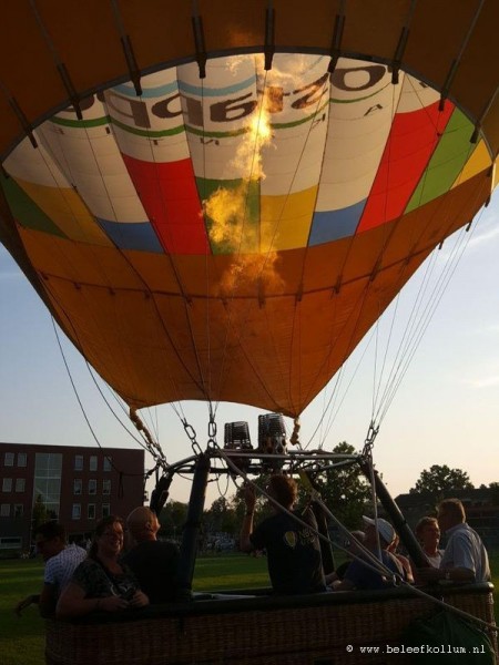 Luchtballon stijgt op vanaf Kollum